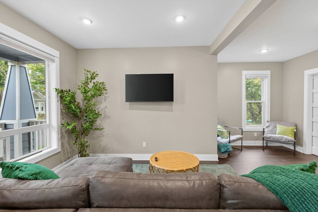 irvington-craftsman-or-4-ensuite-beds-or-fenced-yard/