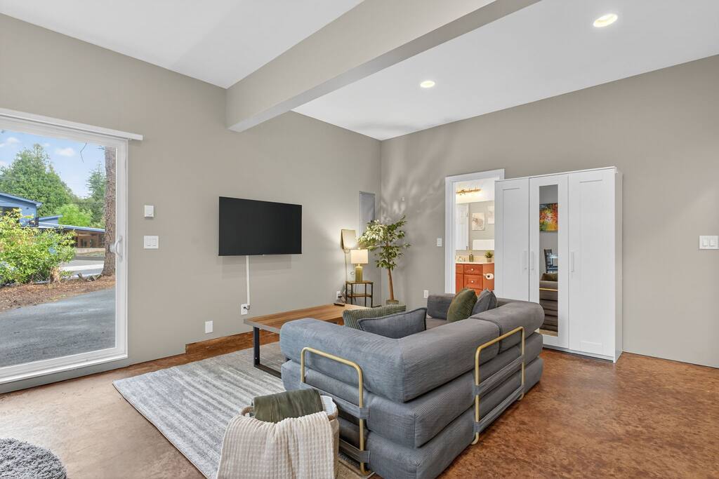 suburban-studio-or-near-golf-wineries-and-dining/