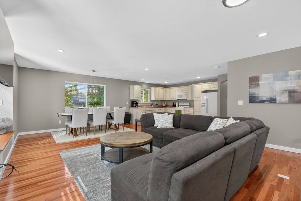 the-hideaway-retreat-or-two-kitchens-or-near-golf/