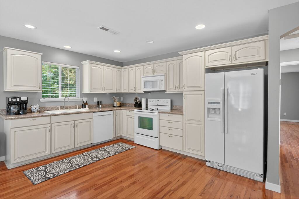 the-hideaway-retreat-or-two-kitchens-or-near-golf/