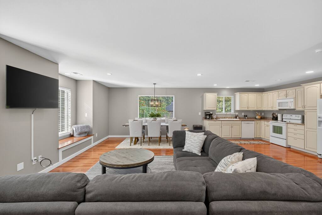 the-hideaway-retreat-or-two-kitchens-or-near-golf/