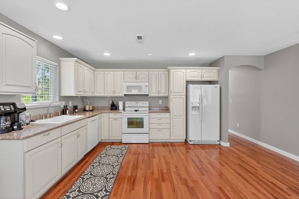 the-hideaway-retreat-or-two-kitchens-or-near-golf/