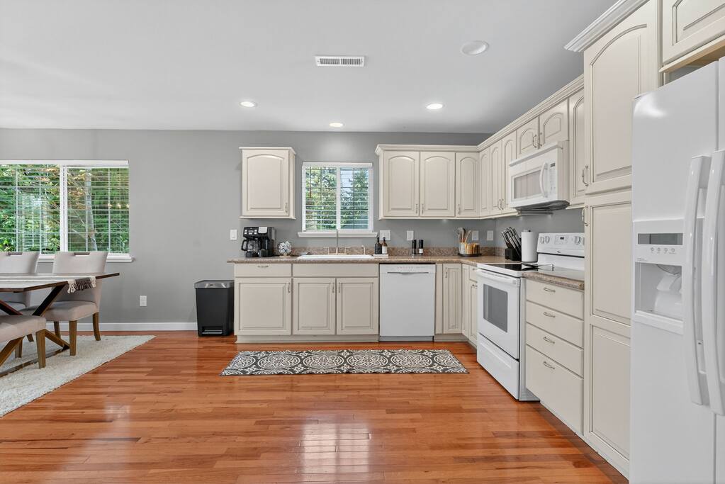 the-hideaway-retreat-or-two-kitchens-or-near-golf/