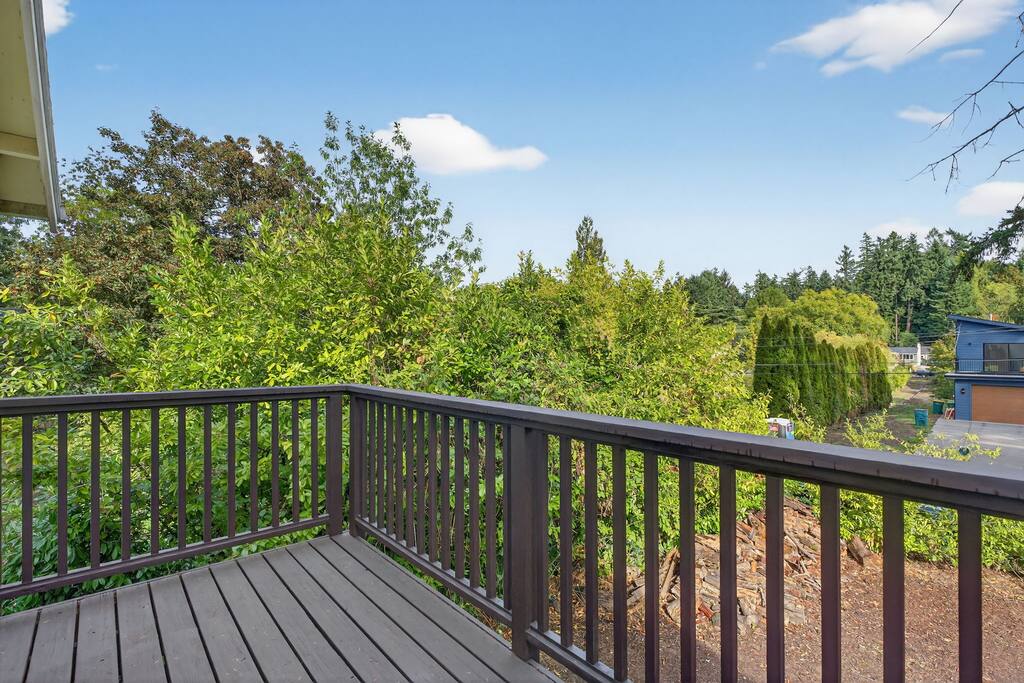 the-hideaway-retreat-or-two-kitchens-or-near-golf/