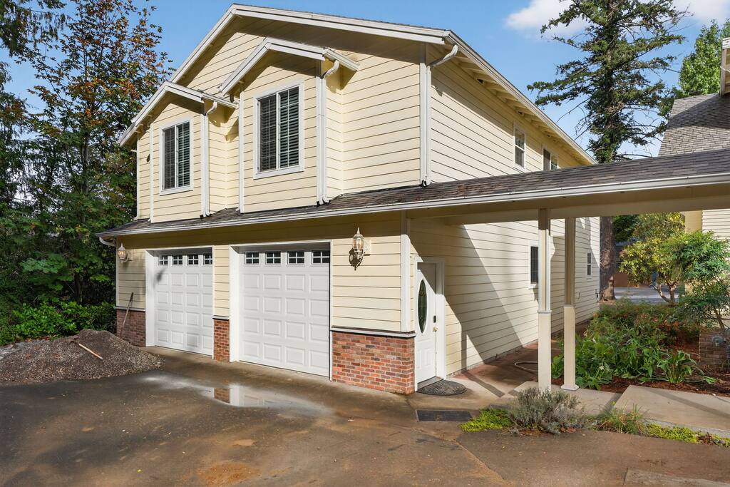 the-hideaway-retreat-or-two-kitchens-or-near-golf/