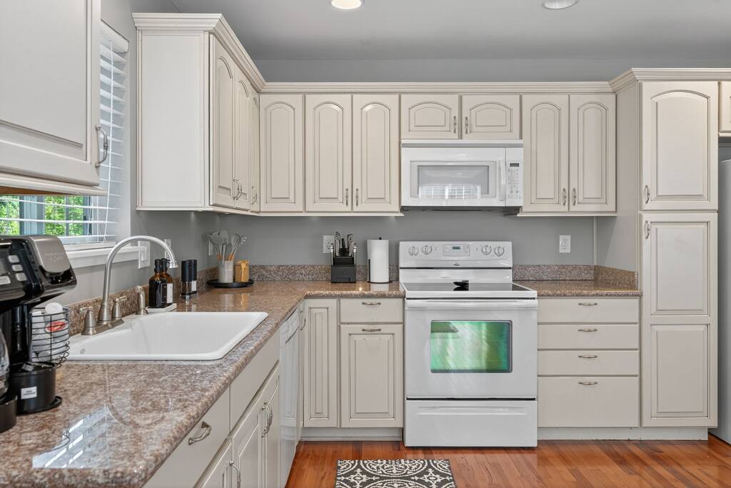 the-hideaway-retreat-or-two-kitchens-or-near-golf/