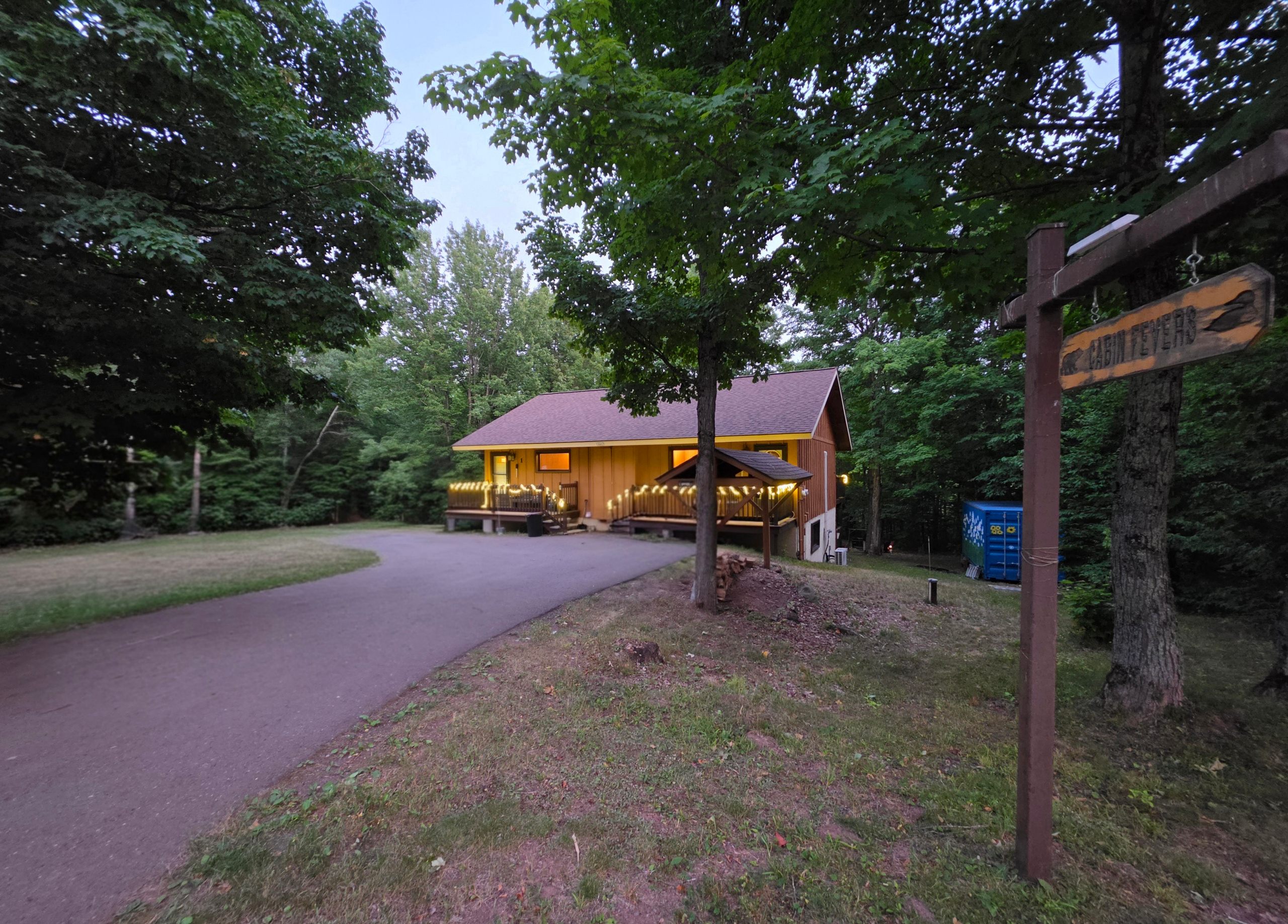 Cabin Fevers Lodge near Lake Superior & Waterfalls