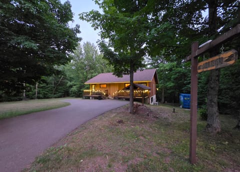 Cabin Fevers Lodge near Lake Superior & Waterfalls