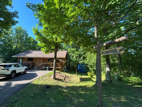 Cabin Fevers Lodge near Lake Superior & Waterfalls