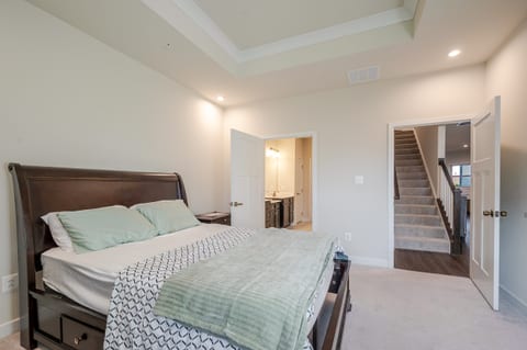 Masters Bedroom w/ Private Bath – Stylish & Comfy