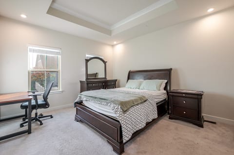 Masters Bedroom w/ Private Bath – Stylish & Comfy
