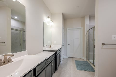Masters Bedroom w/ Private Bath – Stylish & Comfy