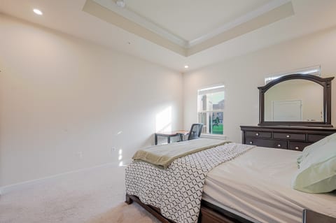 Masters Bedroom w/ Private Bath – Stylish & Comfy