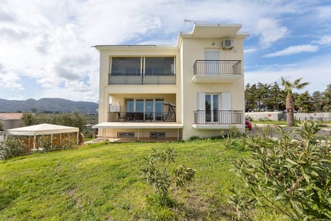 Altamira Apartment One - 8 people, big veranda image 2