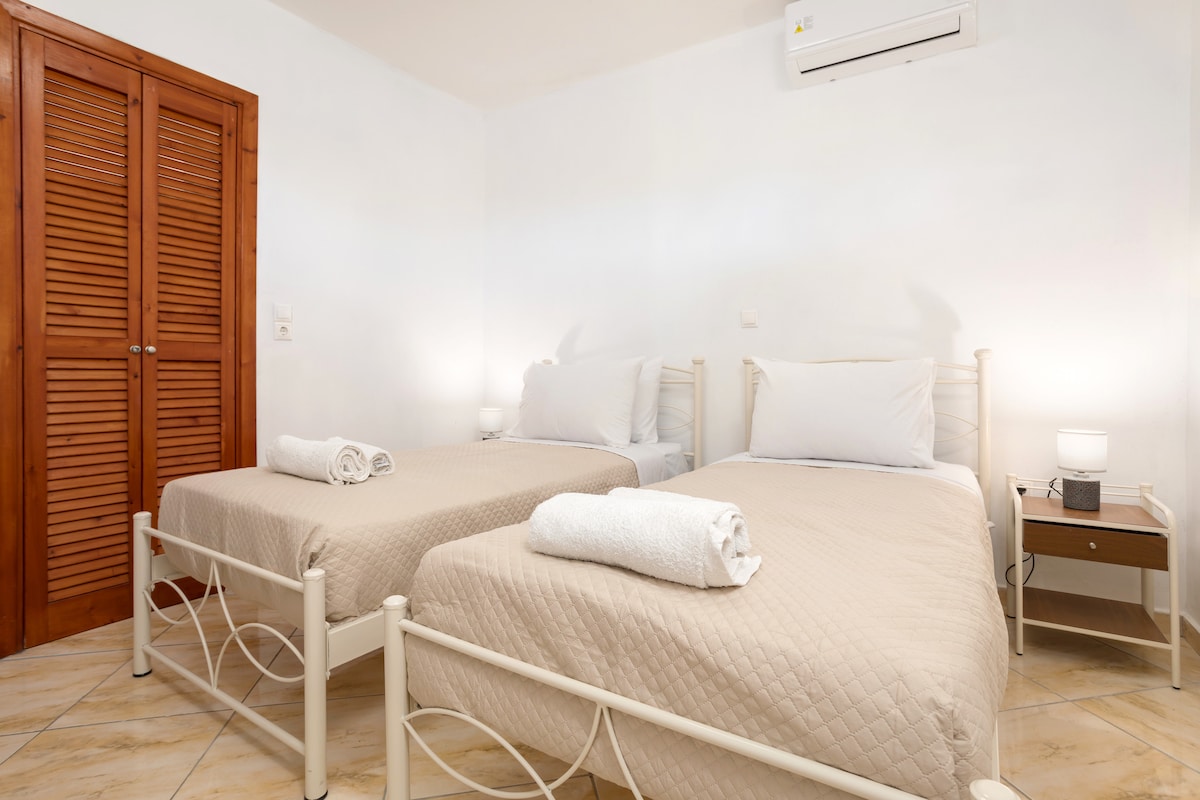 tumeremos-zante-apt-8-people-gazebo-with-bbq/