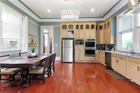 Modern 4BR Retreat