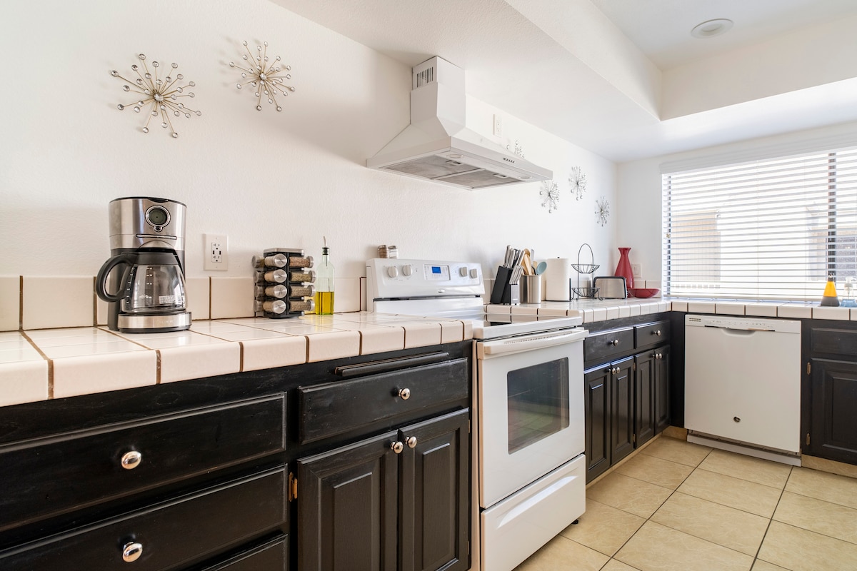 spacious-2-bdr-condo-w-2-pools-by-downtown-ps/