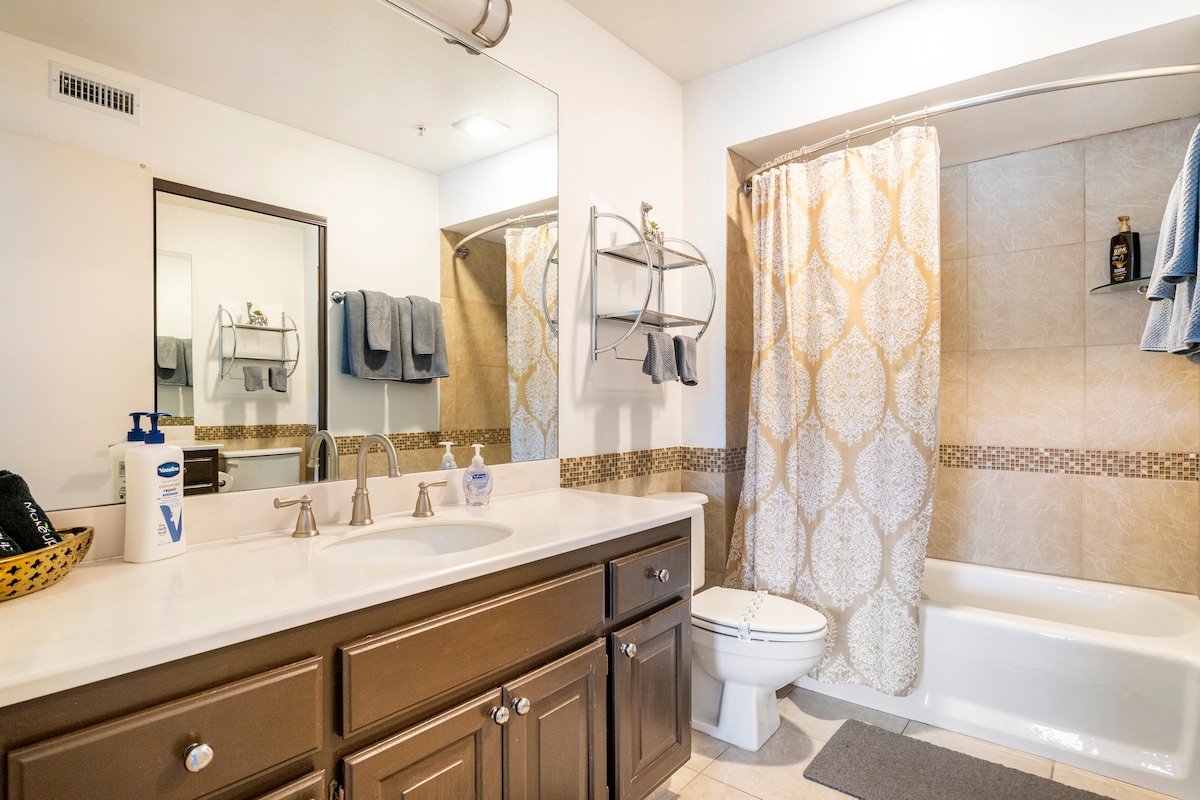 spacious-2-bdr-condo-w-2-pools-by-downtown-ps/