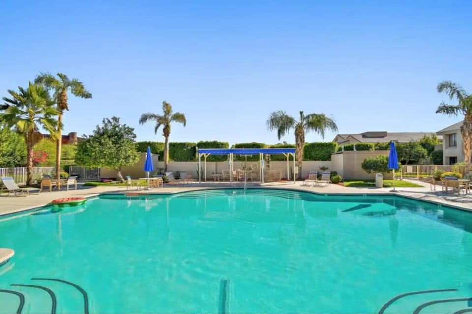 Spacious 2 Bdr Condo w/ 2 Pools by Downtown PS image 1