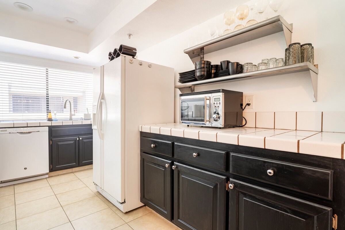 Spacious 2 Bdr Condo w/ 2 Pools by Downtown PS image 25