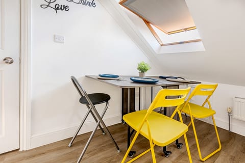 Free parking, near London hotspots, bright flat