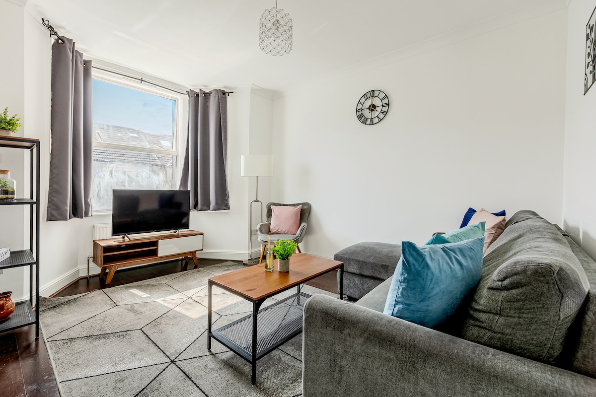 Free parking, near London hotspots, bright flat image 1