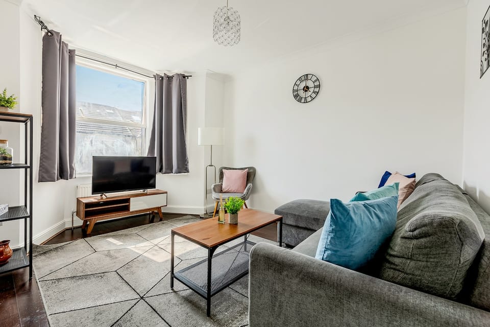 Free parking, near London hotspots, bright flat image 1