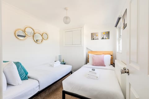 Free parking, near London hotspots, bright flat