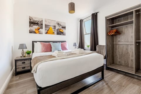 Free parking, near London hotspots, bright flat