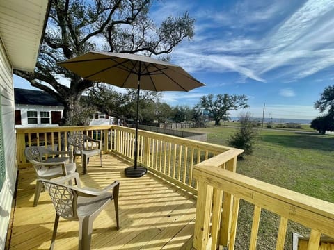 Beach & Sunset views Cottage!! Close to Downtown