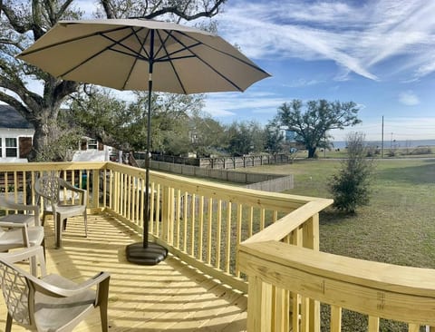 Beach & Sunset views Cottage!! Close to Downtown
