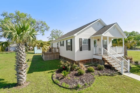 Beach View Cottage Walk to beach Snowbirds welcome