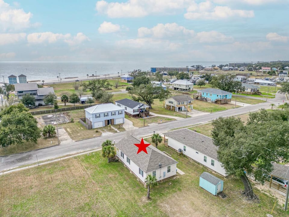 Walk to Beach.(1 1/2 block from the beach)
