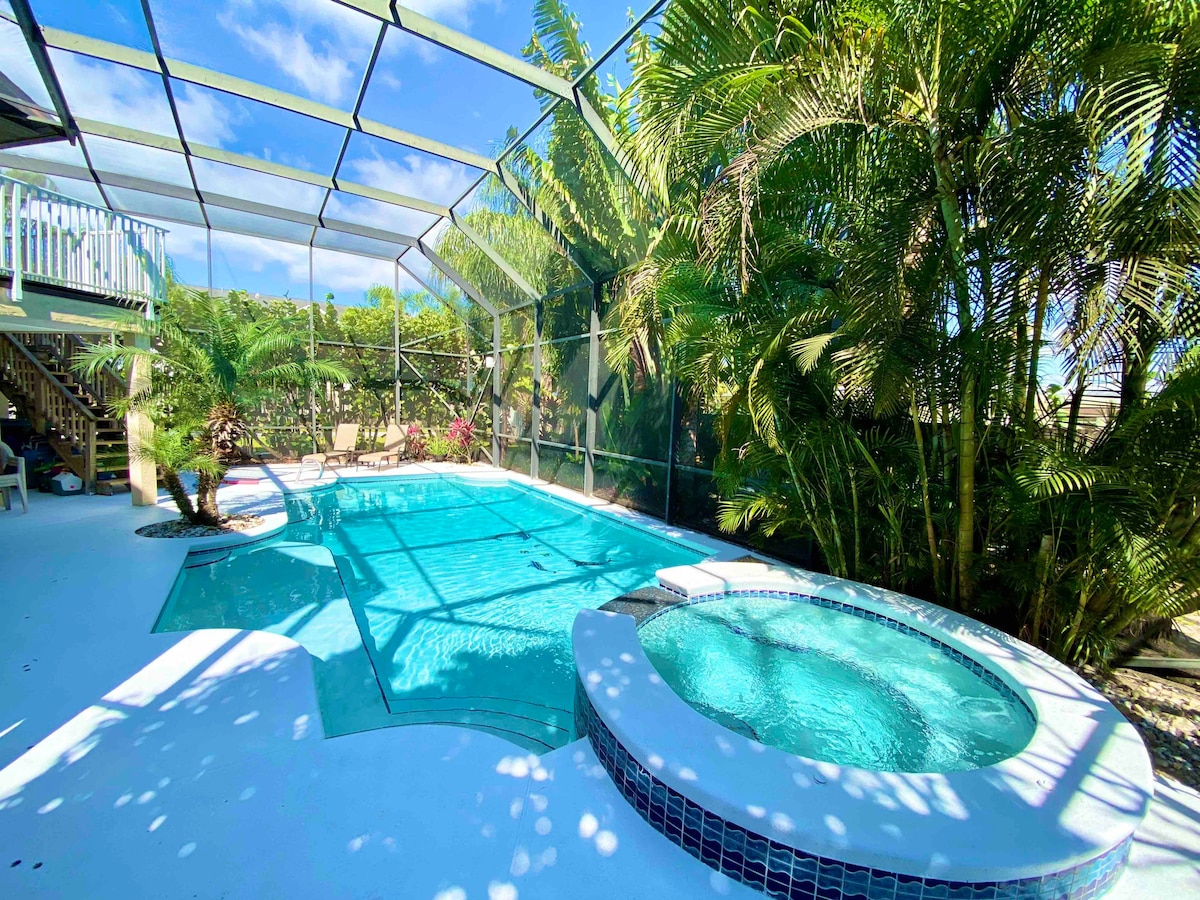 Dive into your private oasis! Our expansive two-story screened pool area offers endless space, privacy, and bug-free fun, day or night. ☀️