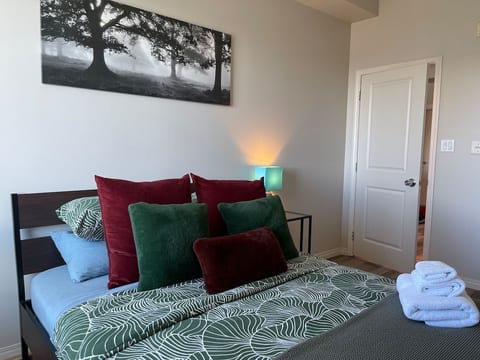 [Bedroom #2] Queen bed