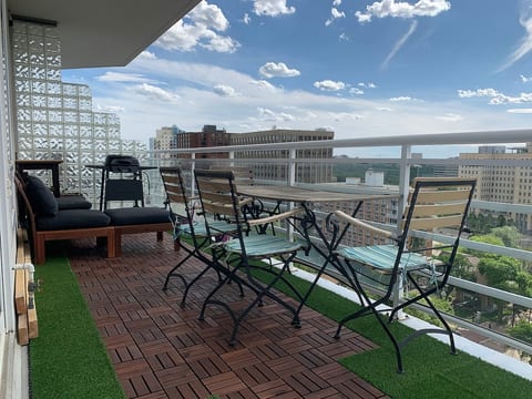 [Balcony] Outdoor dining & seating