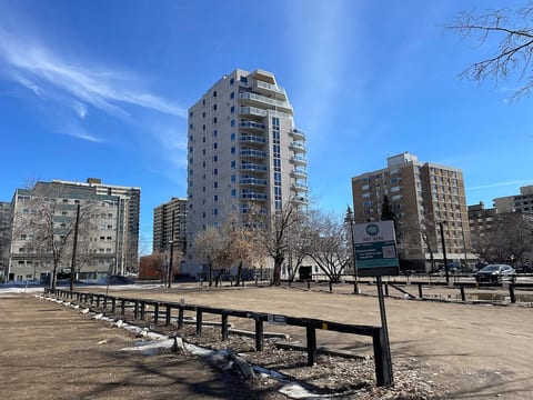 Sub Penthouse | Balcony | Parking | Gym | 940 Mbps image 4