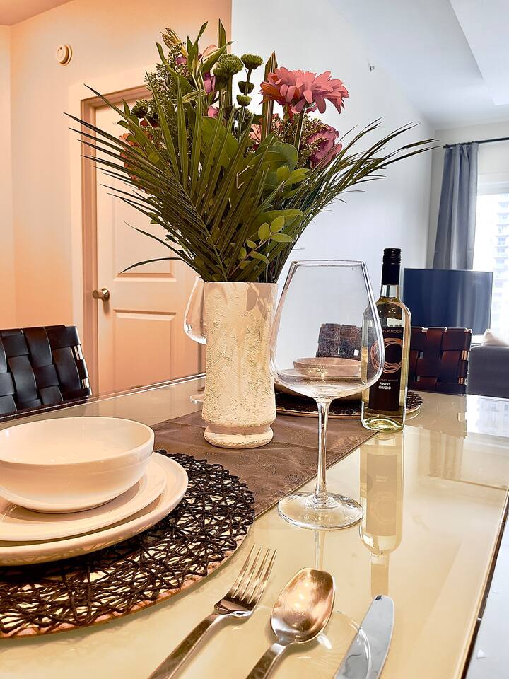 Beautiful Executive Suite,King Bed,Gym,UG Parking