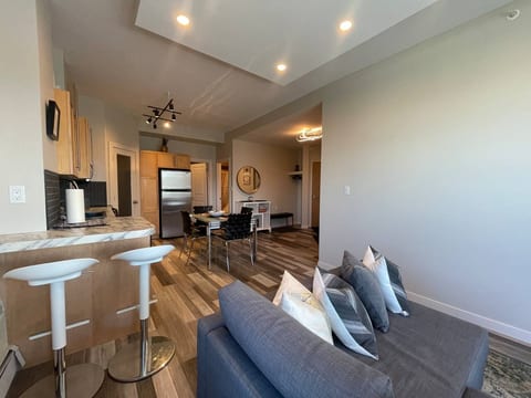 Beautiful Executive Suite,King Bed,Gym,UG Parking