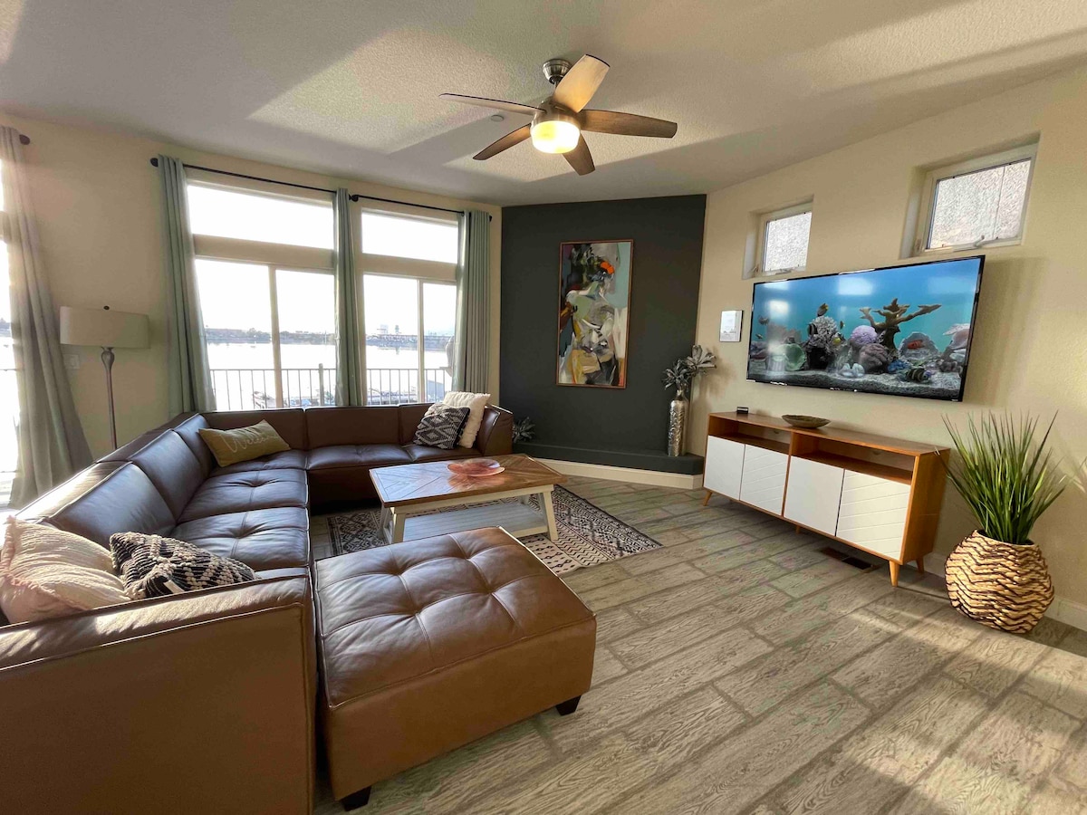 large-lake-home-with-stunning-views-sleeps-17/