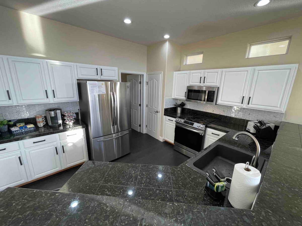 large-lake-home-with-stunning-views-sleeps-17/