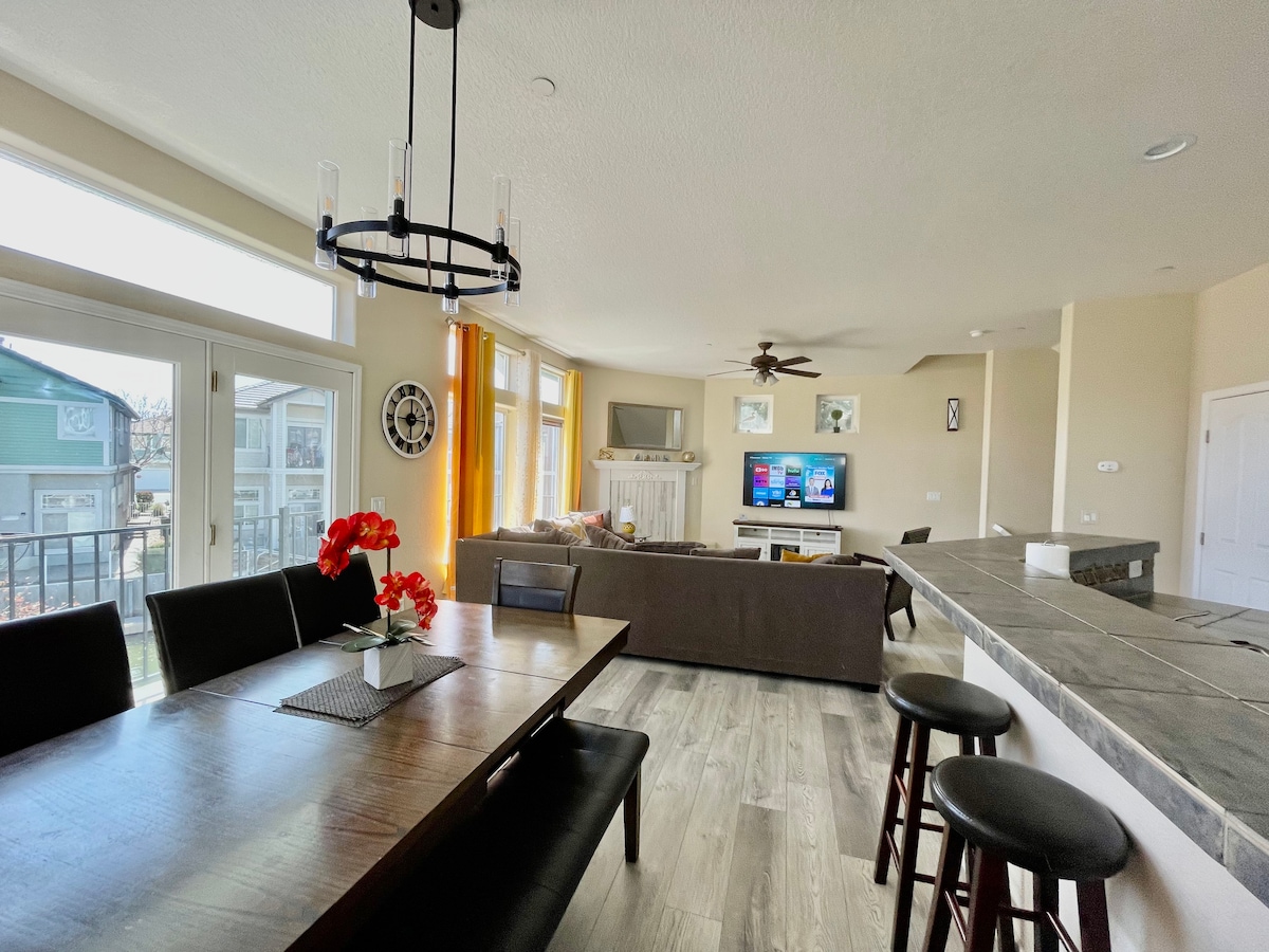 spacious-lakefront-getaway-sleeps-18/