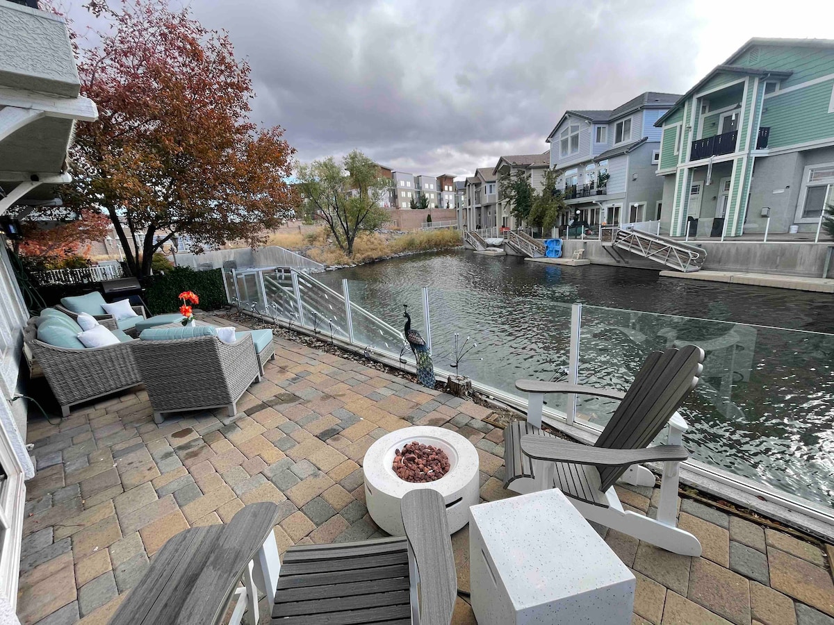 spacious-lakefront-getaway-sleeps-18/