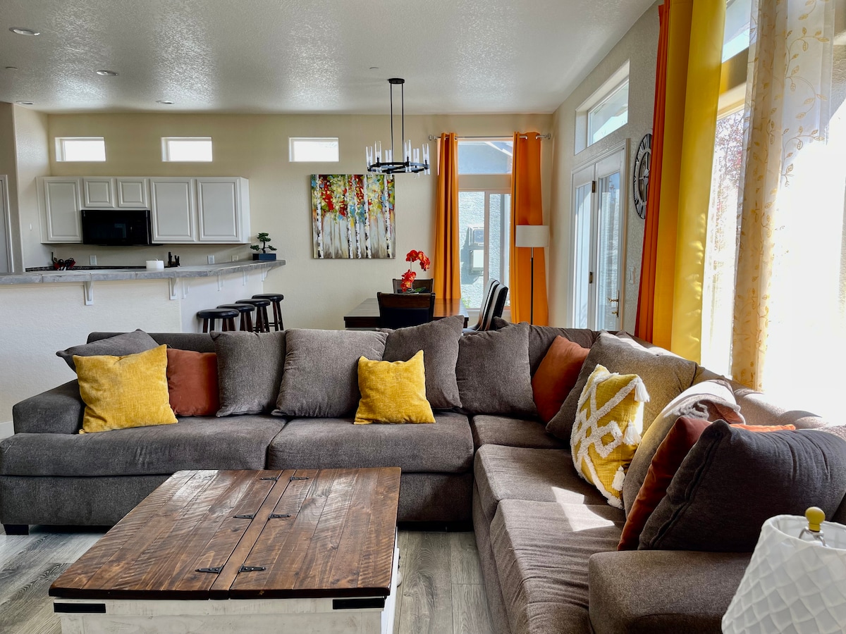 spacious-lakefront-getaway-sleeps-18/