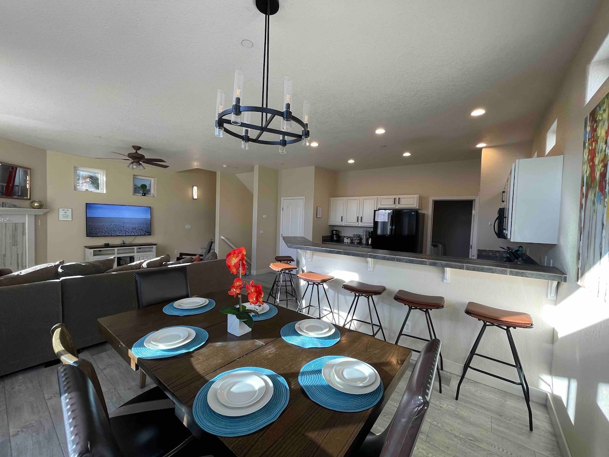 spacious-lakefront-getaway-sleeps-18/