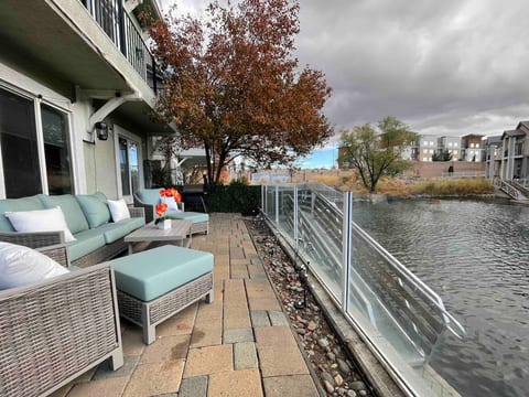 ️ Spacious Lakefront Getaway – Sleeps 18