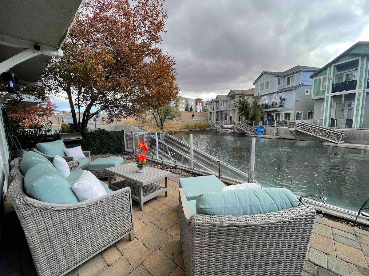 spacious-lakefront-getaway-sleeps-18/