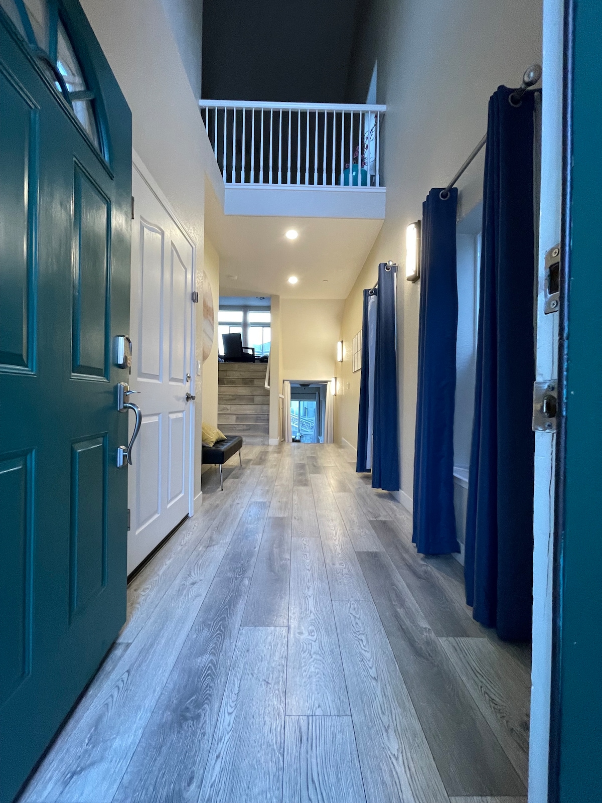 spacious-lakefront-getaway-sleeps-18/