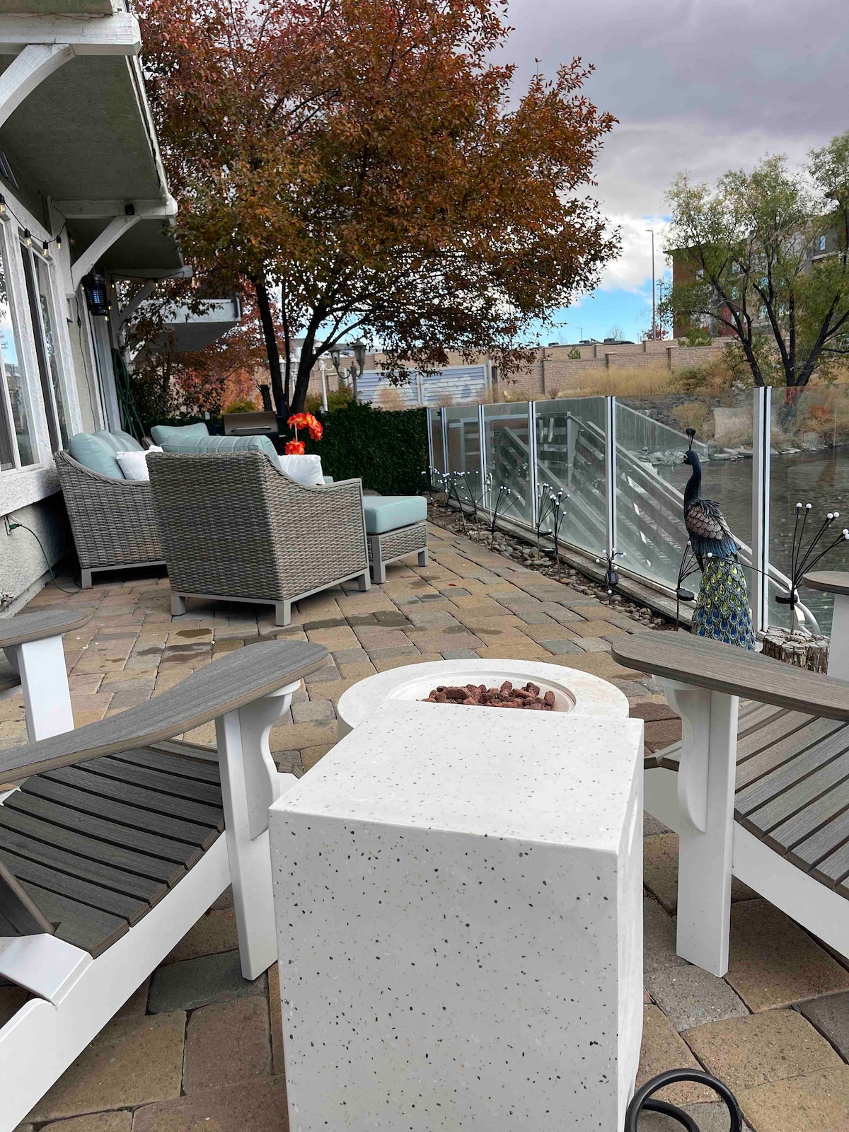 spacious-lakefront-getaway-sleeps-18/