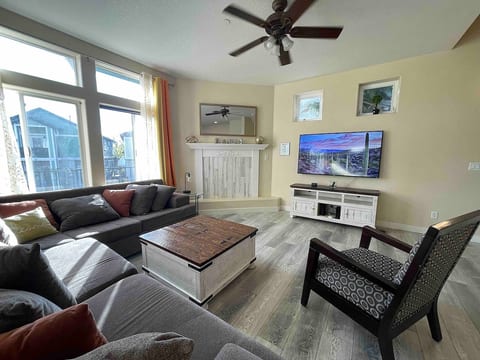 ️ Spacious Lakefront Getaway – Sleeps 18